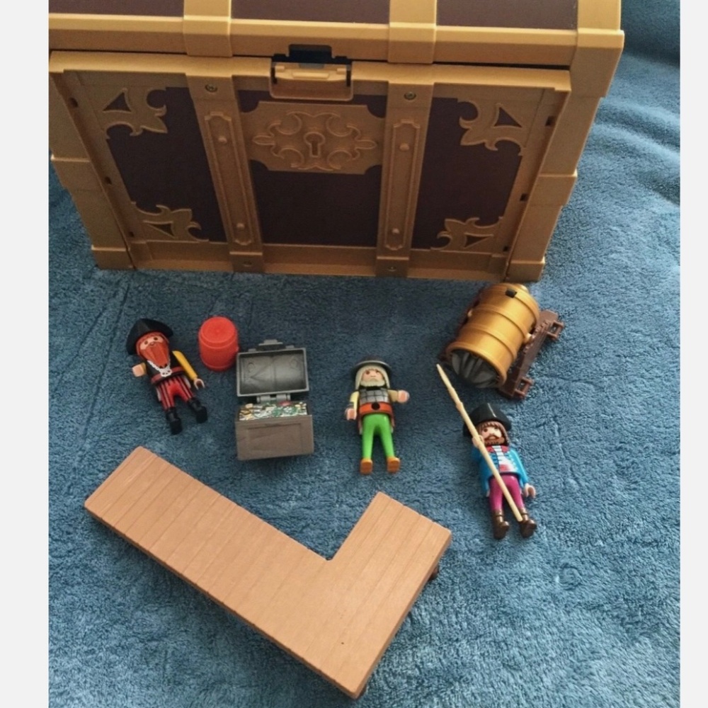 PLAYMOBIL Take Along Chest PIRATE Play Set 5737 - Read